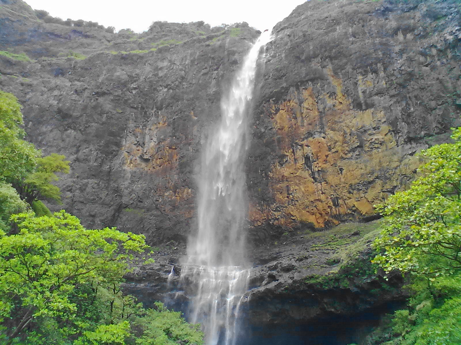 नानेमाची धबधबा